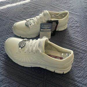 BNWT Women’s Size 8.5 Skechers - Relaxed Fit, Memory Foam, Slip Resistant